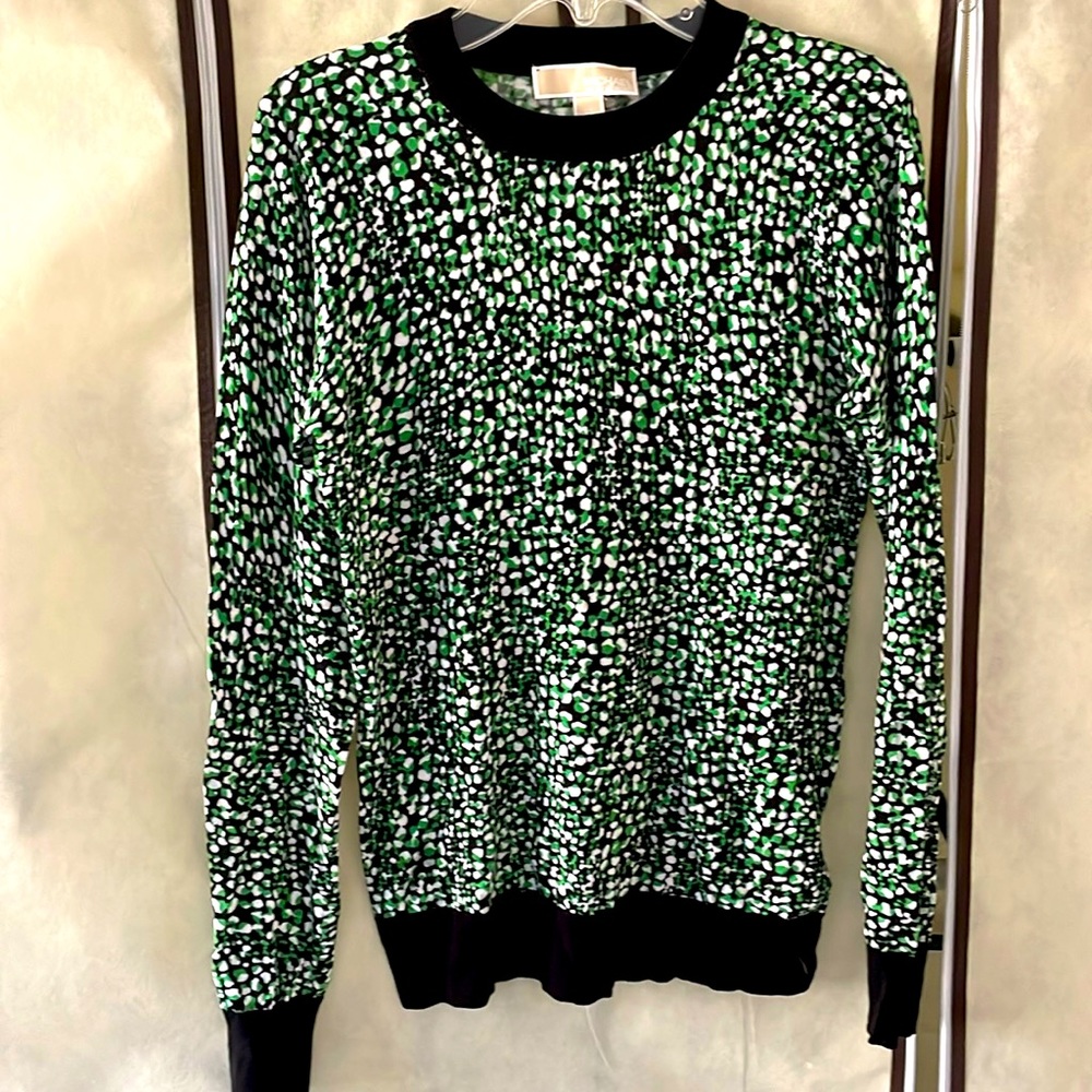 Thin, delicate, crewneck top